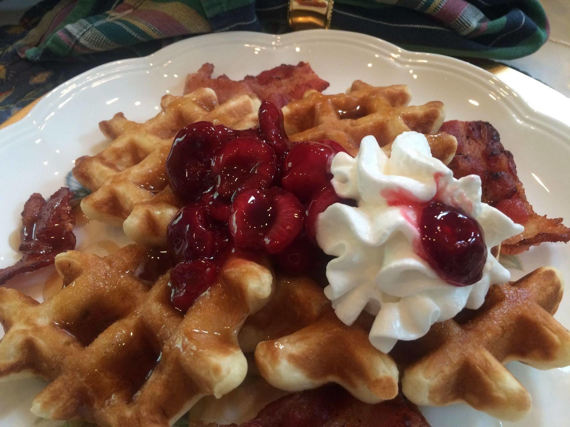 The Torch Lake Bed And Breakfast Central Lake Екстер'єр фото